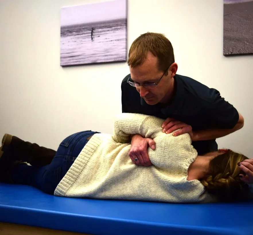 Hands-on treatment to settle pain in the first phase of care
